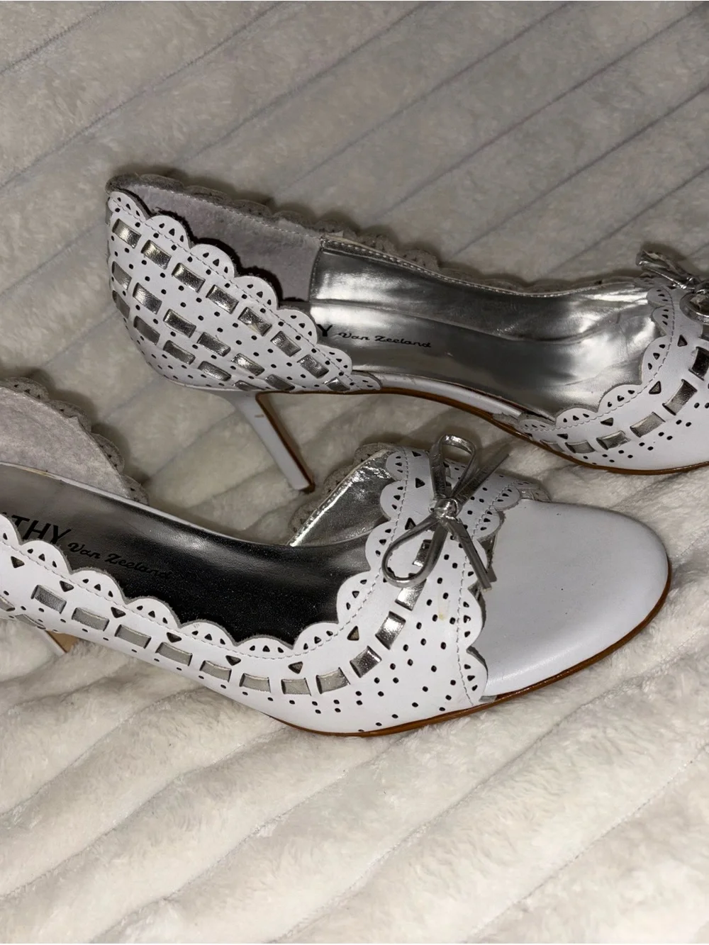 Kathy Van Zeeland White Scalloped Bow Heels with Silver Bow 8M